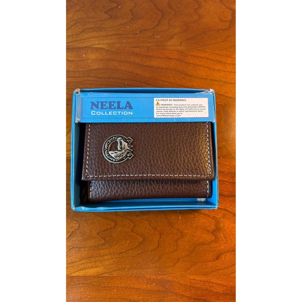 Neela Collection Mens Brown Pebbled Trifold Wallet Silver Horse Medallion NIB